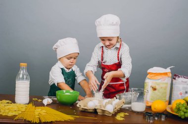 Çocukları öğle yemeği hazırlamak