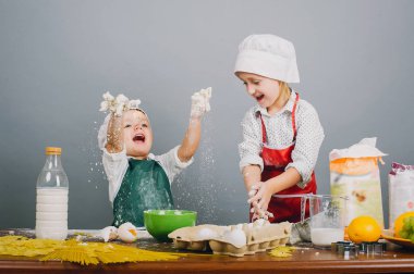 Çocukları öğle yemeği hazırlamak