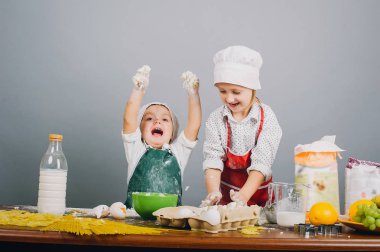 Çocukları öğle yemeği hazırlamak