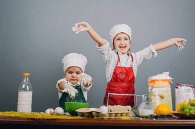 Çocukları öğle yemeği hazırlamak