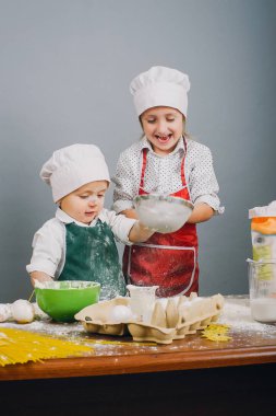 Çocukları öğle yemeği hazırlamak