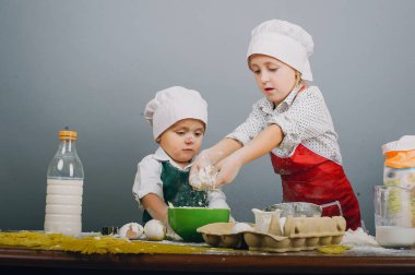 Çocukları öğle yemeği hazırlamak