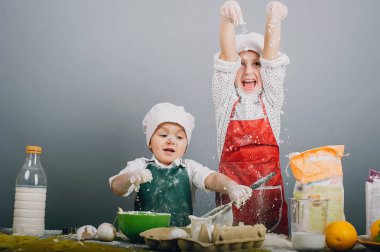 Çocukları öğle yemeği hazırlamak