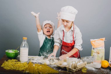 Çocukları öğle yemeği hazırlamak