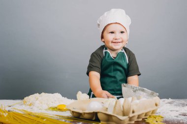 Çocuk öğle yemeği hazırlamak