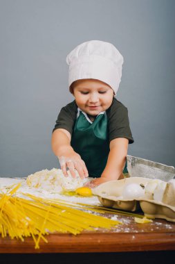 Çocuk öğle yemeği hazırlamak