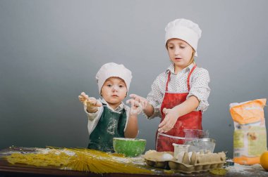 Çocukları öğle yemeği hazırlamak