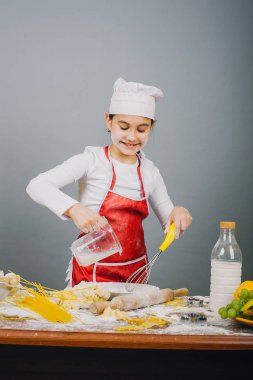 Öğle yemeği hazırlayın kız