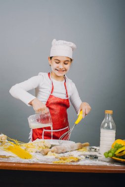 Öğle yemeği hazırlayın kız