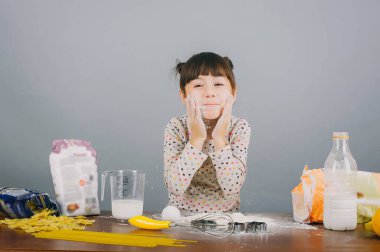 Öğle yemeği hazırlayın kız