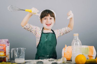 Öğle yemeği hazırlayın kız