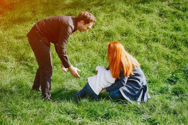 Une Jeune Mère Rousse Joue Dans Parc Avec Son Mari — Photo