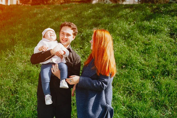 Familie in een park — Stockfoto