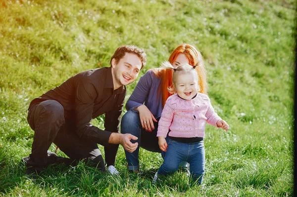 Familie in een park — Stockfoto