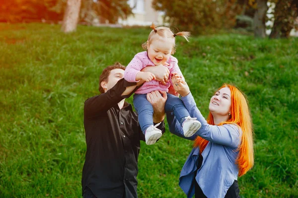 Família em um parque — Fotografia de Stock