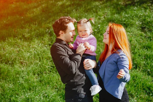 Young Redheaded Mother Plays Park Her Husband Little Daughter — Stock Photo, Image