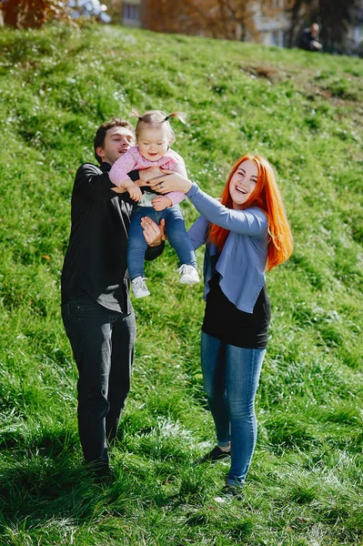 Familie in een park — Stockfoto