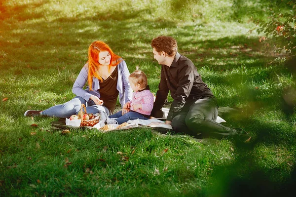 Família em um parque — Fotografia de Stock
