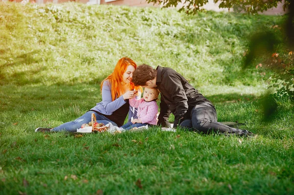 Família em um parque — Fotografia de Stock