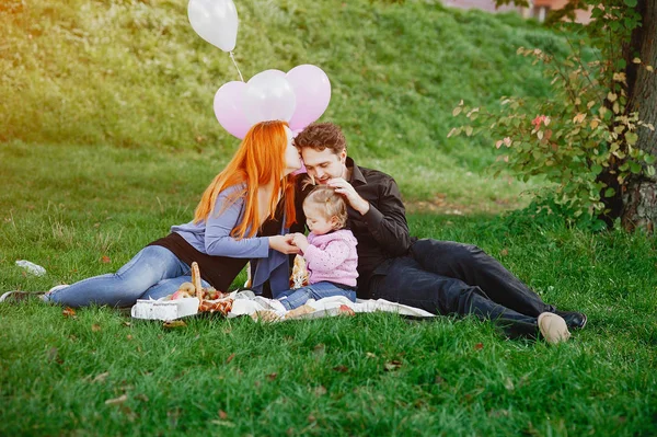 Família em um parque — Fotografia de Stock