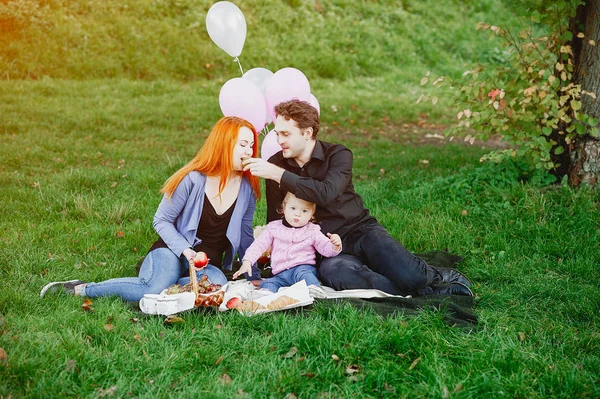 Família em um parque — Fotografia de Stock