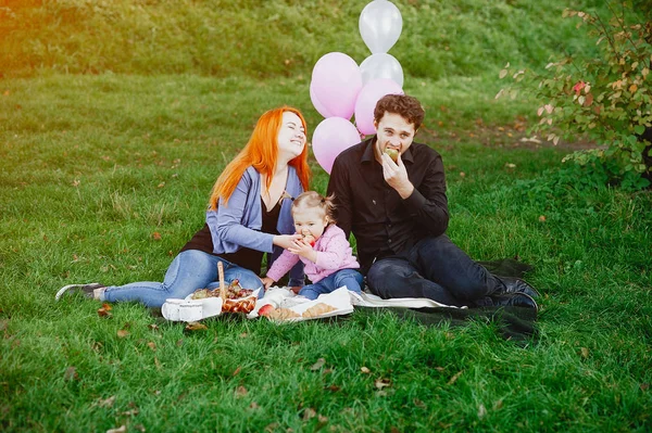 Família em um parque — Fotografia de Stock