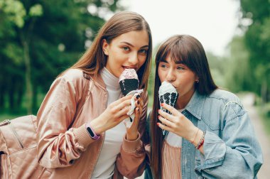 Park ve gidiş dondurma yürüyüş güzel kız.