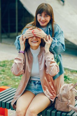  Güzel bayanın parkta yürümek. 