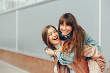 İki güzel kız şehirde yürüyüş