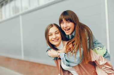 İki güzel kız şehirde yürüyüş