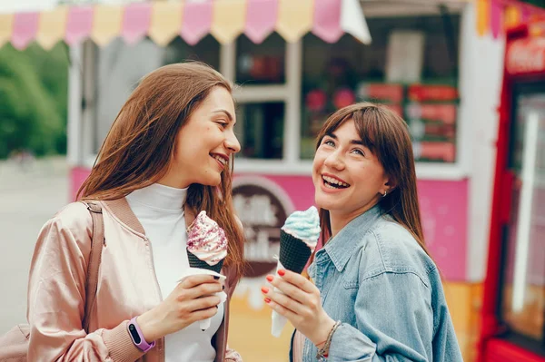 Belle fidanzate a piedi nel parco e andando gelato . — Foto Stock