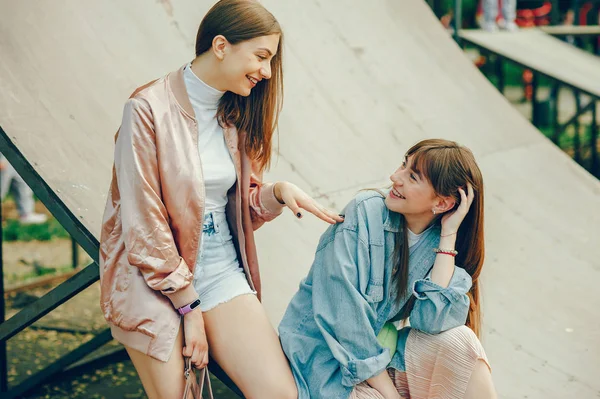 Hermosa ladys caminar en el parque — Foto de Stock