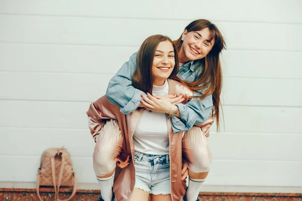 Duas meninas bonitas estão andando pela cidade — Fotografia de Stock