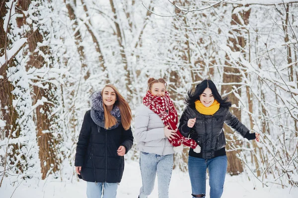 Meninas em um parque — Fotografia de Stock