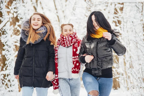 Meninas em um parque — Fotografia de Stock