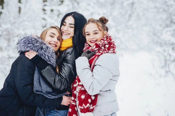 Meninas em um parque — Fotografia de Stock