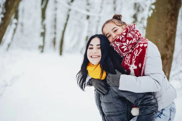 Girls in a park — Stock Photo, Image