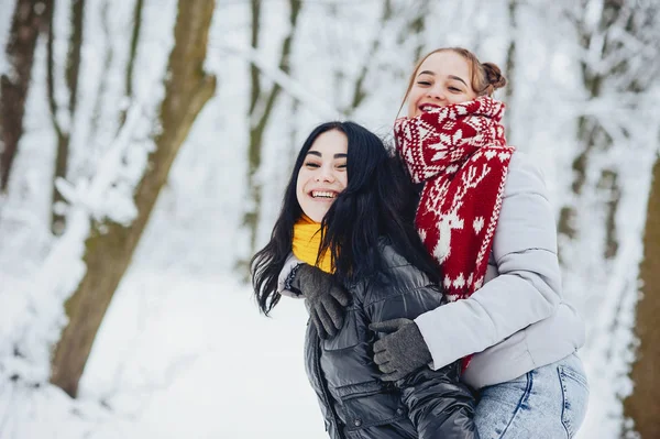 Chicas en un parque — Foto de Stock