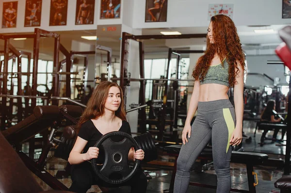 Kızlar bir spor salonunda — Stok fotoğraf