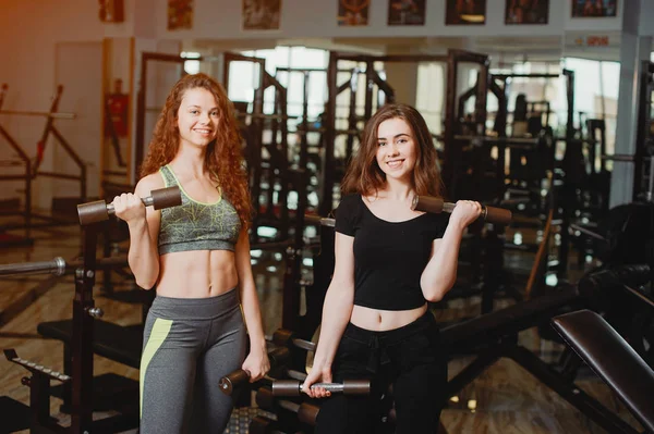 Dziewczyny w siłowni — Zdjęcie stockowe