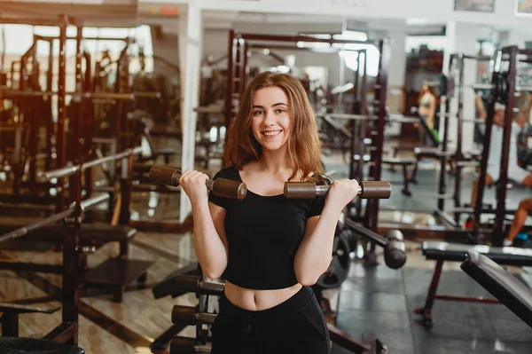 Mädchen in einer Turnhalle — Stockfoto