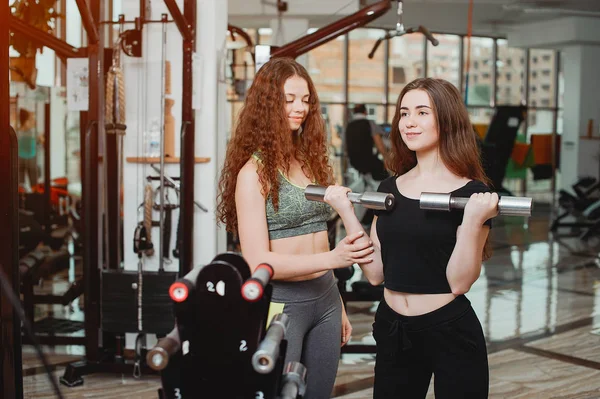 Dziewczyny w siłowni — Zdjęcie stockowe