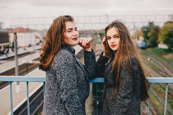 Duas meninas elegantes — Fotografia de Stock