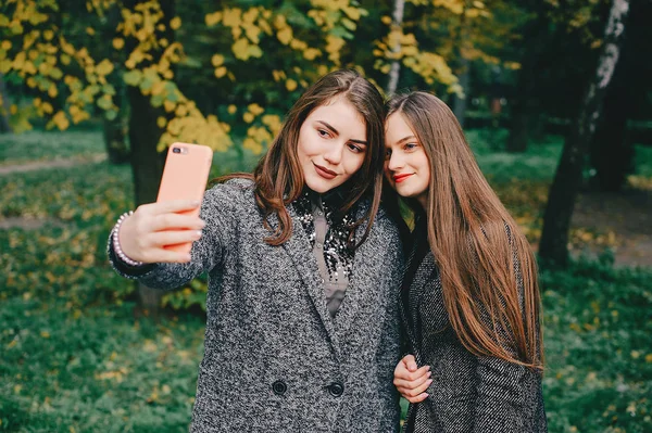 Zwei elegante Mädchen — Stockfoto