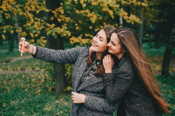 Dvě elegantní dívky — Stock fotografie