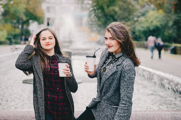 Twee elegante meisjes — Stockfoto