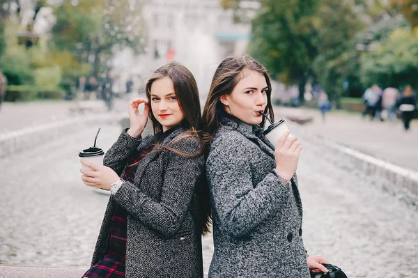 Twee elegante meisjes — Stockfoto