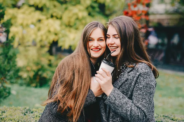 Duas meninas elegantes — Fotografia de Stock