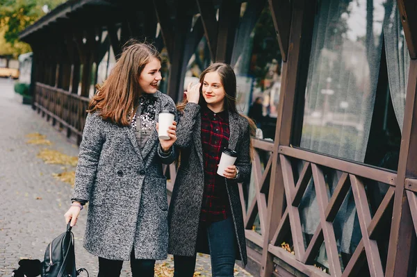 Due ragazze eleganti — Foto Stock