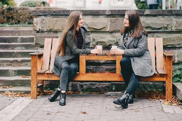 Zwei elegante Mädchen — Stockfoto